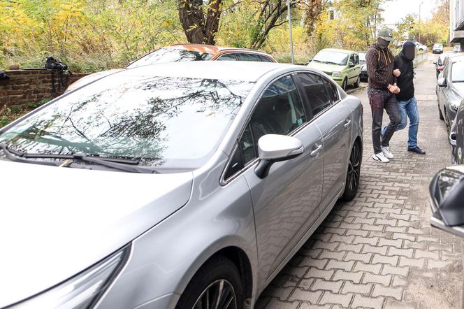 Zatrzymany twórca marki Red is Bad Paweł S. podczas doprowadzenia do siedziby Śląskiego Wydziału Zamiejscowego Departamentu do spraw Przestępczości Zorganizowanej i Korupcji Prokuratury Krajowej w Katowicach