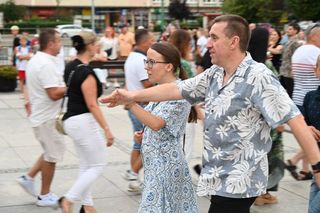 Ruda Śląska tańczy jak dawniej. Międzypokoleniowa potańcówka na rynku porwała tłumy