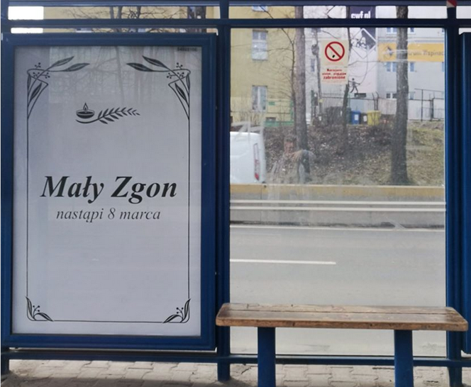 Mały Zgon nastąpi 8 marca. Plakaty przypominające nekrologi zawisły na ulicach. O co chodzi? [ZDJĘCIA]