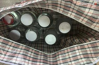 Senior pędził bimber w centrum miasta. W mieszkaniu miał prawie 100 litrów samogonu!