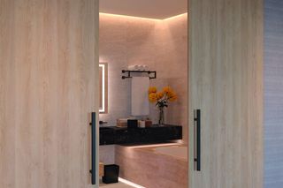 Okucia drzwiowe w obiektach komercyjnych