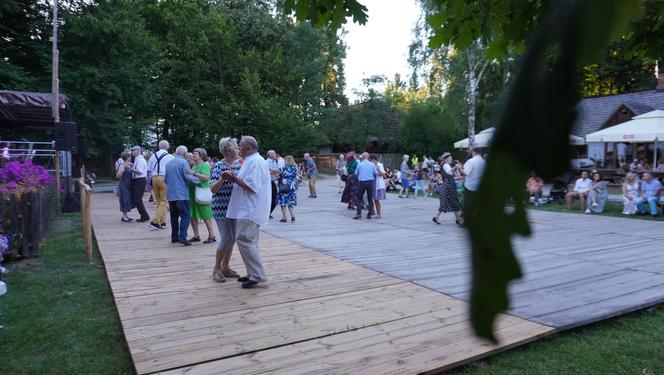 Sielanka na parkiecie w Muzeum Wsi Lubelskiej pod gołym niebem! Za nami kolejna potańcówka w rytmie miejskiego folkloru z Warszawy i Lwowa