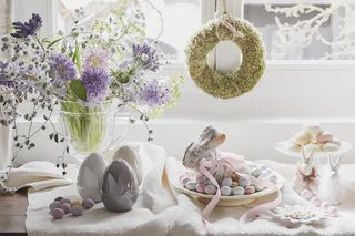 Jak udekorować okno na Wielkanoc? Pomysły na ozdoby które dodadzą świątecznego klimatu