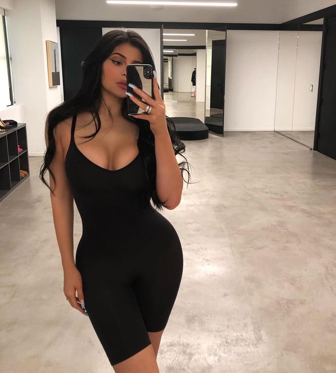 Żałuje że powiekszyła piersi! Szokujące wyznanie Kylie Jenner