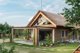 Bajkowy, drewniany dom ze zrujnowanej chaty z 1936 roku. Adwokaci stworzyli perełkę na Pogórzu Rożnowskim