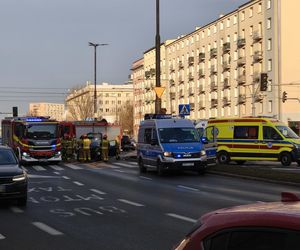 Warszawa. Dwa wypadki na skrzyżowaniu Grójeckiej i Wawelskiej. Autobus zderzył się z pojazdem wojskowym [ZDJĘCIA].