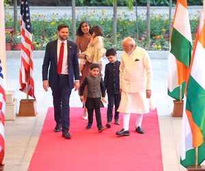 Rozmowy pokojowe w Delhi. Wiceprezydent USA Vance: Rosja i Ukraina będą musiały dokonać wymiany terytoriów.