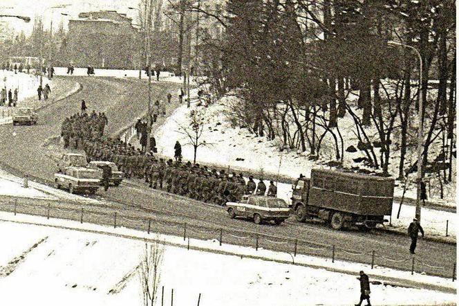 Starachowice, koniec grudnia 1981. Kolumna ZOMO na ówczesnej ul. Manifestu Lipcowego, dziś al. Armii Krajowej 