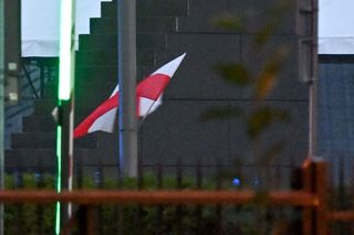 Mężczyzna wszedł na pomnik smoleński w Warszawie (9.11.2024)