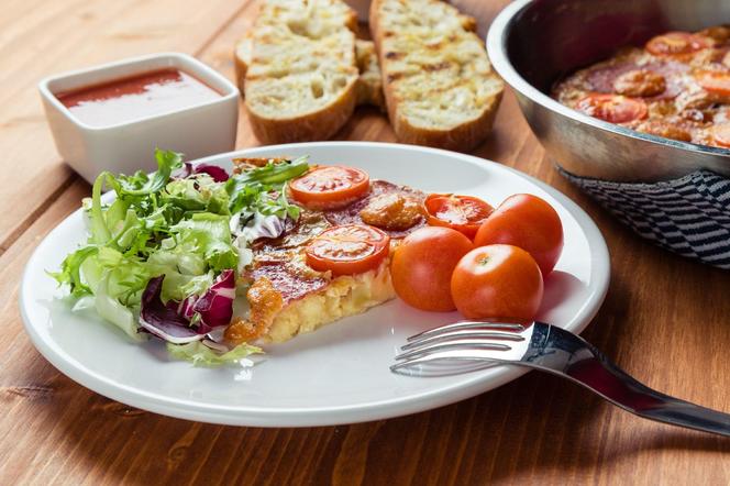 Frittata z pomidorami, oliwkami i salami. Włoski sposób na średni głód