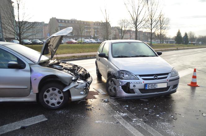 Wypadek na skrzyżowaniu Staszica i Okrzei. Dwie osoby w szpitalu