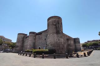 Pomysł na urlop. Tanie loty do Katanii z Polski. Odwiedź miasto w cieniu Etny