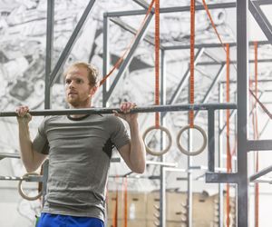 Podciąganie na drążku – technika i plan treningowy dla początkujących