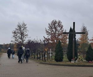 Rekordowa akcja Światełko Pamięci. Uczniowie z Łodzi porządkowali opuszczone groby