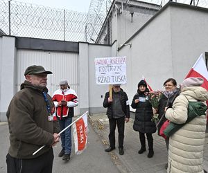 Oczekiwanie na wyjście ks. Michała Olszewskiego na wolność