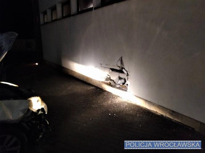 Mieszkaniec Siechnic wjechał autem w lokalny kościół! Tłumaczył, że ma problemy osobiste [ZDJĘCIA]
