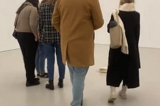 Rzuciła czapkę na podłogę w Muzeum Sztuki Nowoczesnej. Zwiedzający myśleli, że to dzieło sztuki