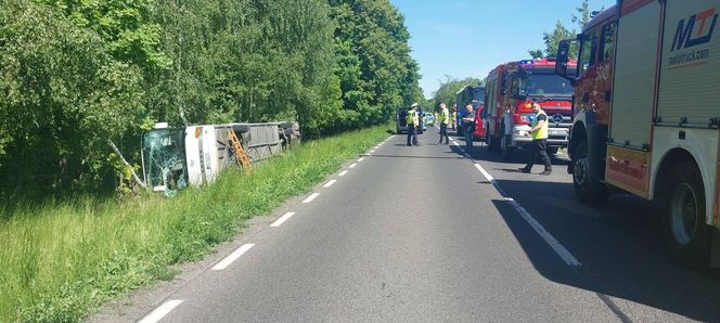   Wypadek autobusu szkolnego na Mazurach. Rannych kilka osób, droga zablokowana!