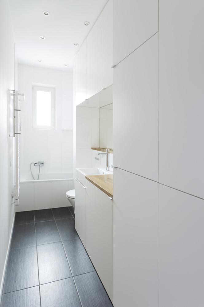 Minimalistyczna aranżacja białej łazienki