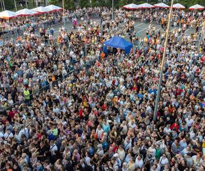 Dąbrowa Summer Festival 2023. W piątek, 7 lipca, wystąpili: Zenek Martyniuk z zespołem Akcent oraz grupa DiscoBoys