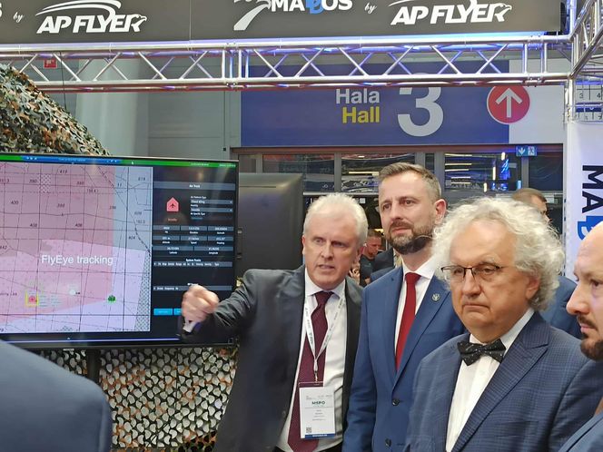 Wicepremier Władysław Kosiniak-Kamysz zwiedzający stoiska na MSPO