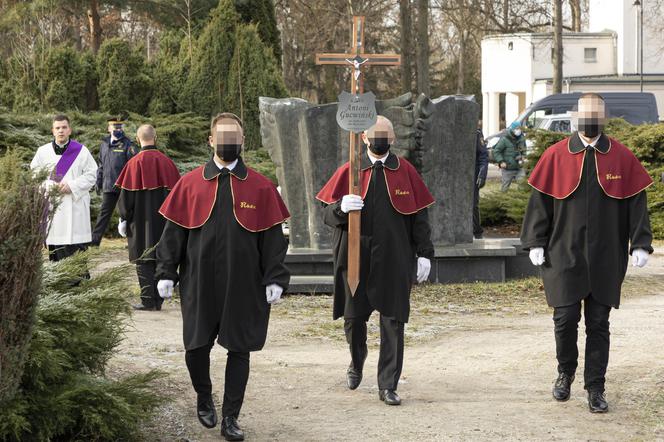 Pogrzeb Antoniego Gucwińskiego, złożenie trumny do grobu.