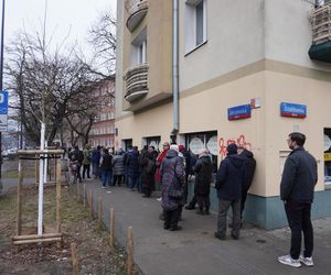 Kolejka przed pracownią cukierniczą Zagoździński na Woli 27.02.2025