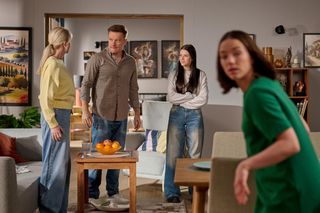 Na Wspólnej odc. 4020: Julka (Maja Oświecińska), Igor (Jakub Wesołowski), Ania (Sonia Mietielica), Ewa (Ewa Gawryluk)