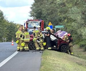 Poważny wypadek pod Legionowem. Zderzenie czterech aut w Nieporęcie. Pięć osób poszkodowanych, jedna zginęła na miejscu