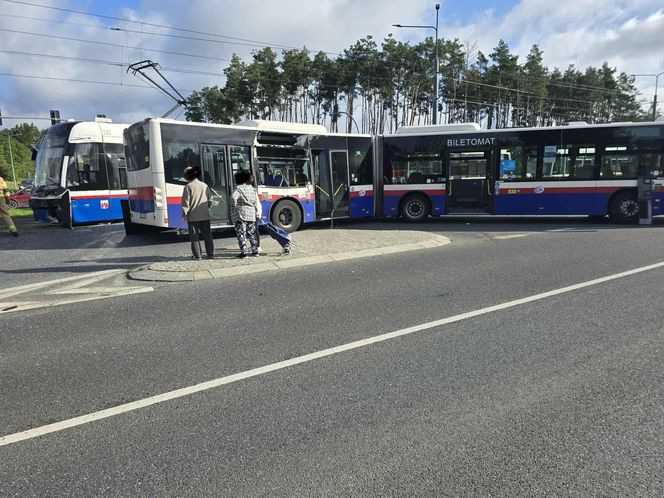 Autobus zderzył się z tramwajem w Bydgoszczy! 7 osób poszkodowanych [ZDJĘCIA]