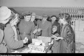 Zakupy przedświąteczne - 1958 r.