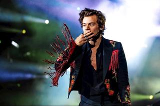 Harry Styles ŚCIĄŁ swoje piękne, długie włosy. Jest prawie ŁYSY!