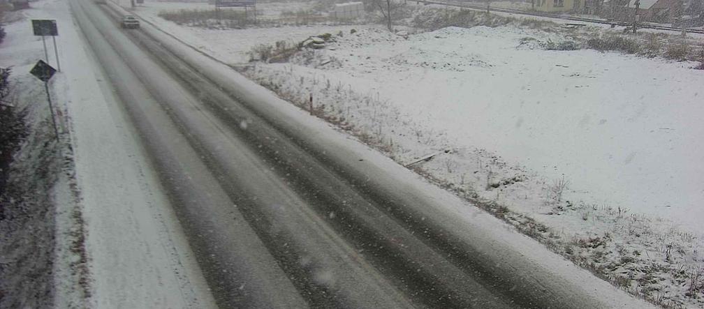 Śnieżyce w Małopolsce. Drogi są białe i śliskie