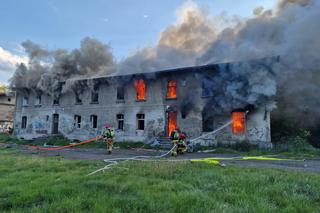 Pożar pustostanu w Katowicach. Z ogniem walczy 9 zastępów strażaków