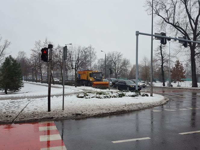 Posypał śnieg, posypały się kolizje w Lesznie 