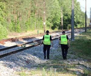 13-latkowie wspinali się na słup trakcyjny!