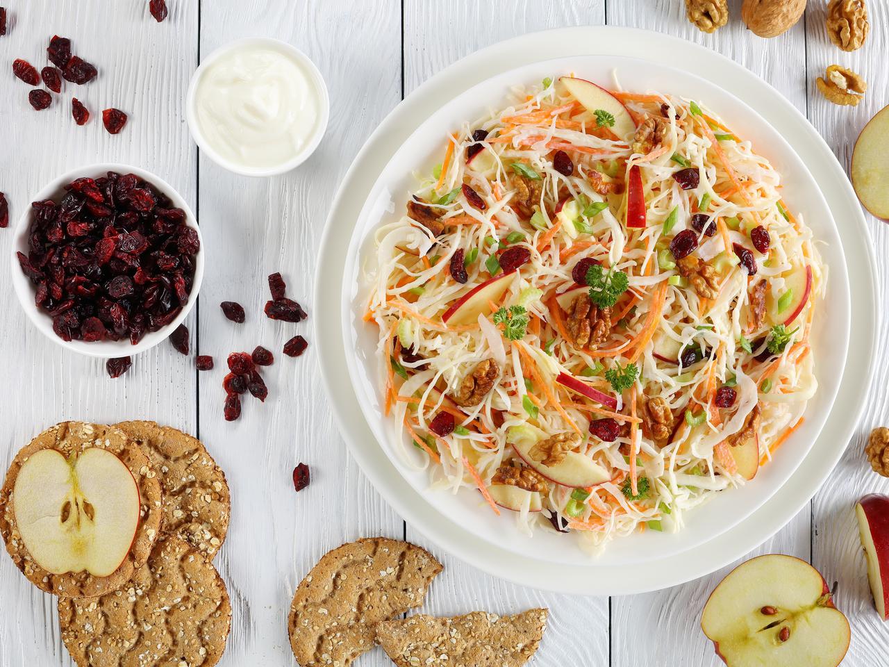 Surówka z białej kapusty, jabłek i żurawiny
