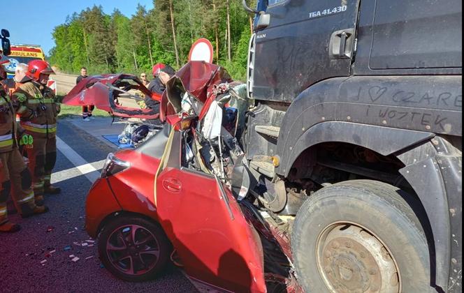 Śmiertelny wypadek na obwodnicy Słupska. Zginęły trzy osoby, w tym dziecko.