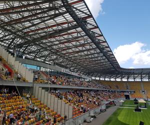 Kongres Świadków Jehowy w Białymstoku. Na stadionie miejskim tysiące uczestników [ZDJĘCIA]