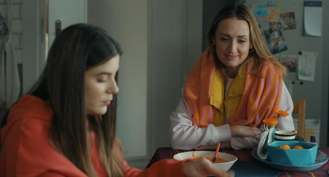 Barwy szczęścia odcinek 3018. Agata (Natalia Zambrzycka), Asia (Anna Gzyra)