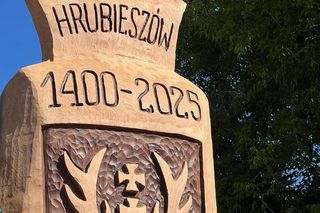 Tron wyrzeźbiony z pnia hrubieszowskiego dębu Wiktora