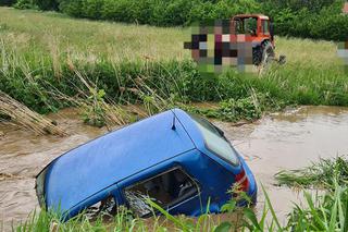 Wypadek w powiecie strzelińskim: Volkswagen wypadł z drogi i wpadł do rzeki