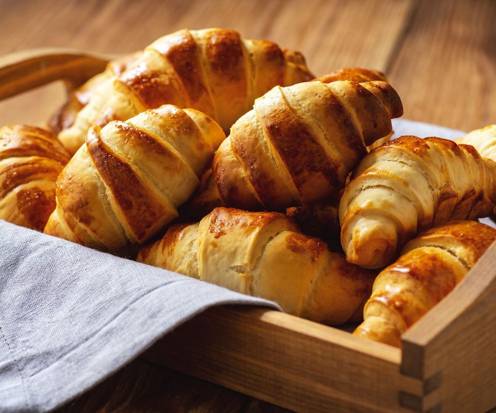 rogaliki z ciasta francuskiego z budyniem