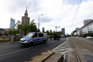 Strajk Kobiet na ulicach z czołgiem i traktorem. Demonstracja przeciwko wojnie