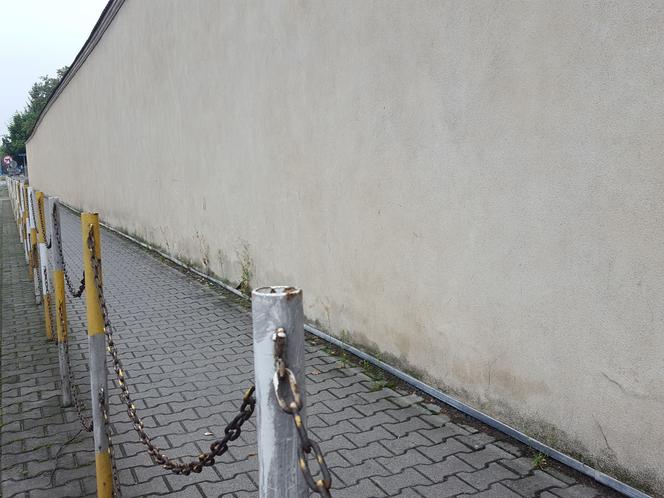 Zamontują błotochrony przy murze lapidarium w Lesznie