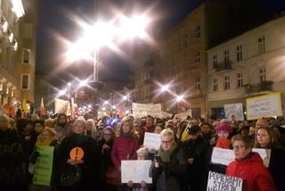 Łańcuch światła z wykrzyknikiem w Łodzi. Kilkaset osób przyszło na Piotrkowską wesprzeć strajkujących nauczycieli [AUDIO]