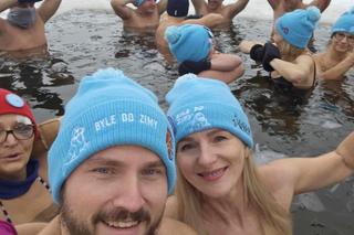 Morsy z podkieleckiej Morawicy korzystają z zimowych kąpieli