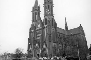 Uczestnicy uroczystości milenijnych zgromadzeni na placu przed katedrą. 1966 rok
