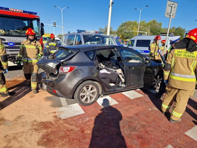 Potworny wypadek w Warszawie. Roztrzaskane trzy samochody, w tym jeden radiowóz. Policjanci trafili do szpitala