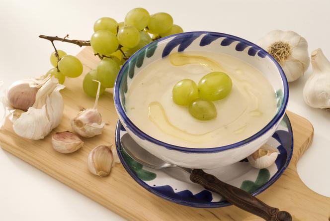 Ajo blanco - przepis na hiszpański chłodnik z czosnku i migdałów